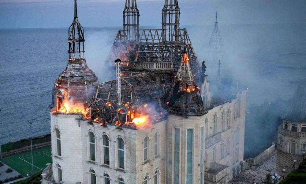 Τυλίχθηκε στις φλόγες το εμβληματικό «κάστρο του Χάρι Πότερ» μετά από ρωσική επίθεση στην Οδησσό